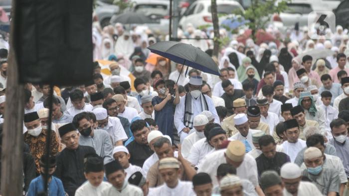 Jemaah melaksanakan Salat Idul Adha di lapangan terbuka