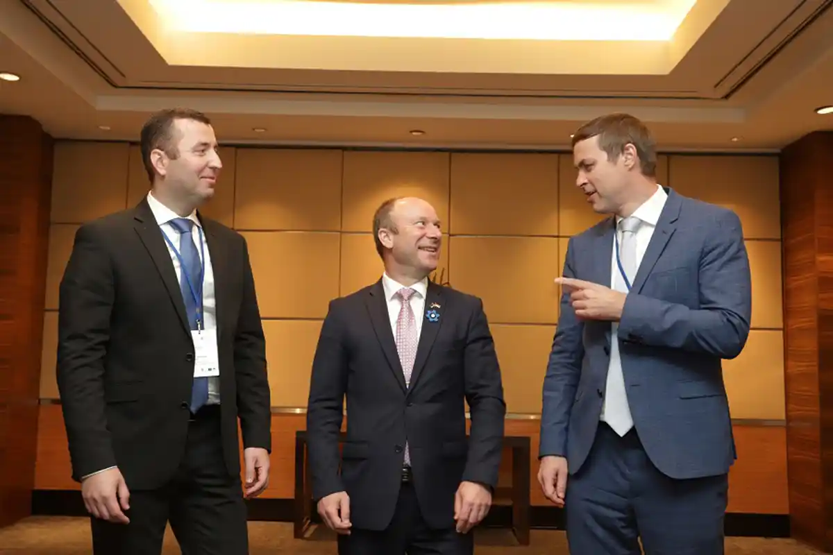 Delegasi Estonia berbincang akrab menjelang pembahasan kerja sama maritim dan teknologi dengan Indonesia.