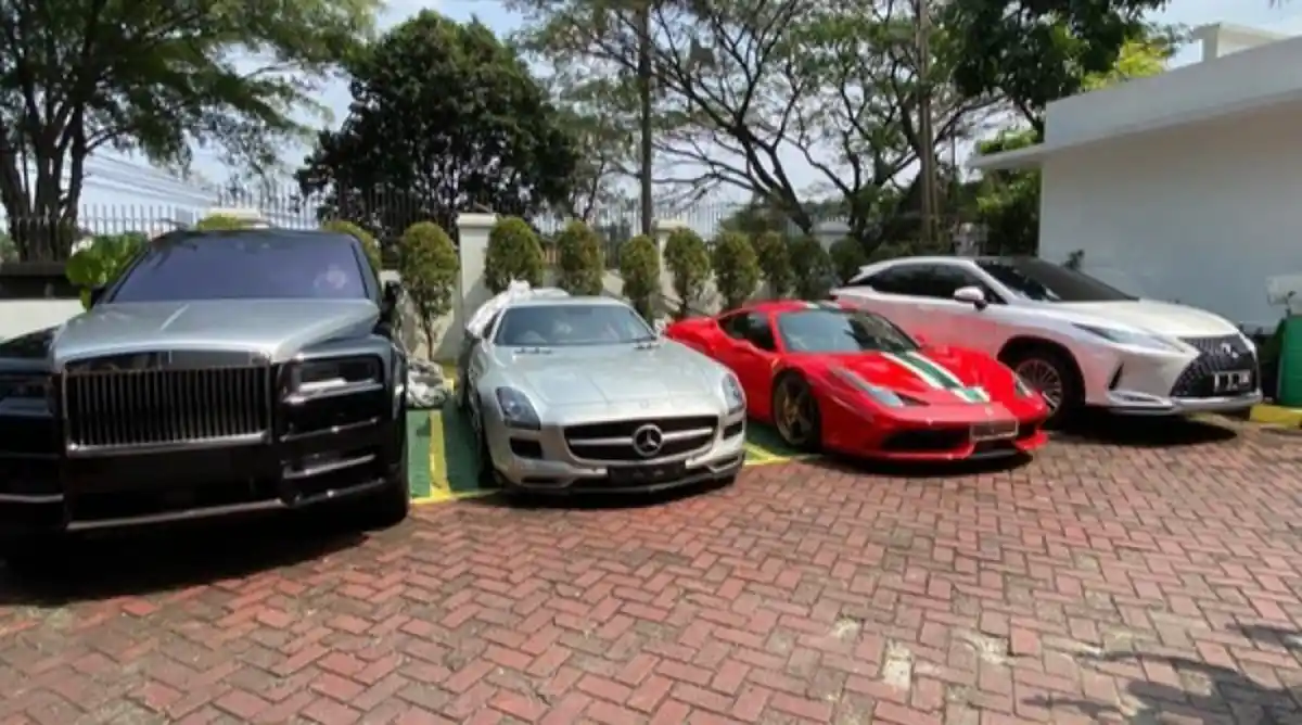 Lelang mobil mewah dan sport milik terpidana korupsi Harvey Moeis