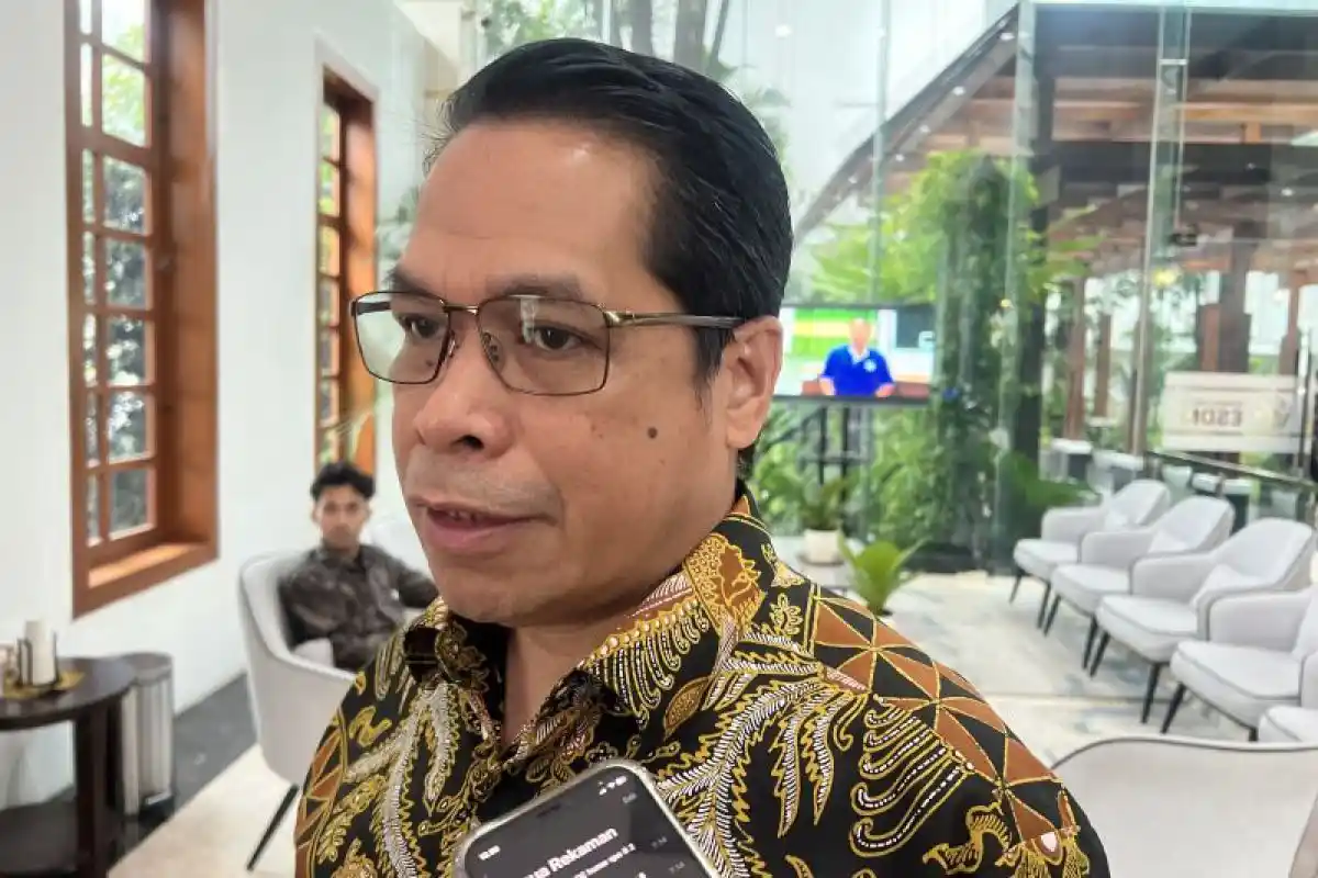 Direktur Jenderal Minyak dan Gas Bumi Laode Sulaeman saat memberikan keterangan pers