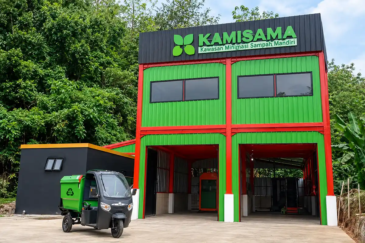 Fasilitas Kawasan Minimasi Sampah Mandiri (KAMISAMA) berbasis masyarakat.
