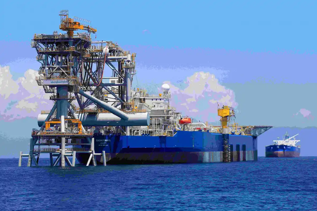 Suasana fasilitas kilang minyak lepas pantai untuk komoditas energi nasional