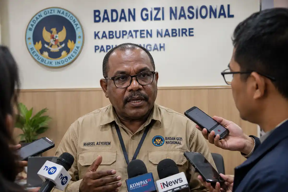 Ilustrasi Marsel Asyerem saat diwawancarai wartawan terkait program gizi di Kabupaten Nabire.