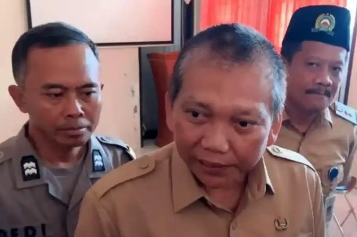 Kepala Disdukcapil Kota Bogor, Ganjar Gunawan saat dimintai keterangan oleh wartawan
