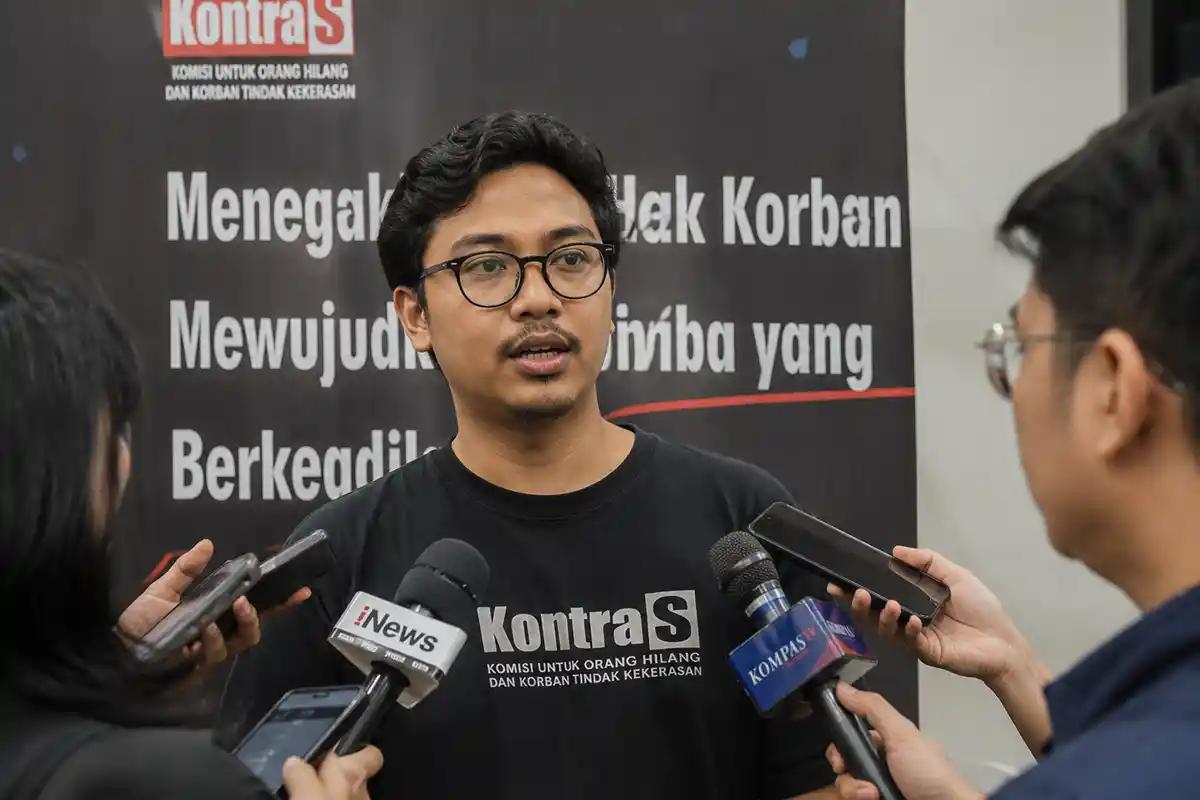 Ilustrasi Koordinator Kontras Dimas Bagus Arya saat diwawancarai wartawan.
