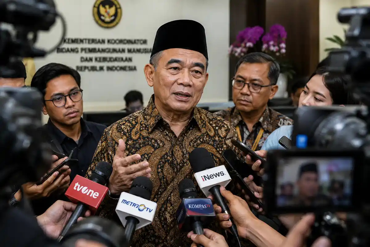 Muhadjir Effendy memberikan keterangan kepada awak media terkait penjadwalan ulang pemeriksaan saksi di KPK.