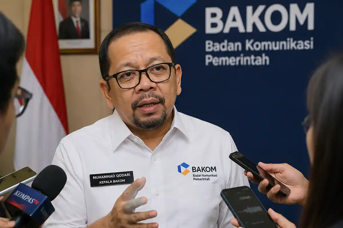 Muhammad Qodari saat memberikan keterangan kepada wartawan dalam sesi wawancara di ruang pers pemerintah.