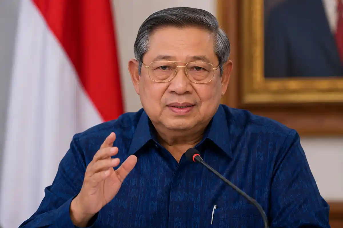 Susilo Bambang Yudhoyono SBY menyampaikan pernyataan pers di depan mikrofon.