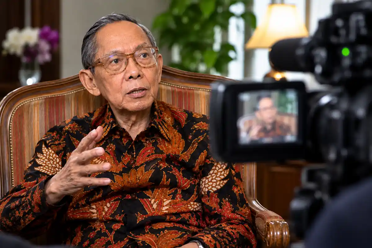 Ginandjar Kartasasmita menceritakan kondisi krisis ekonomi jelang Soeharto mundur.