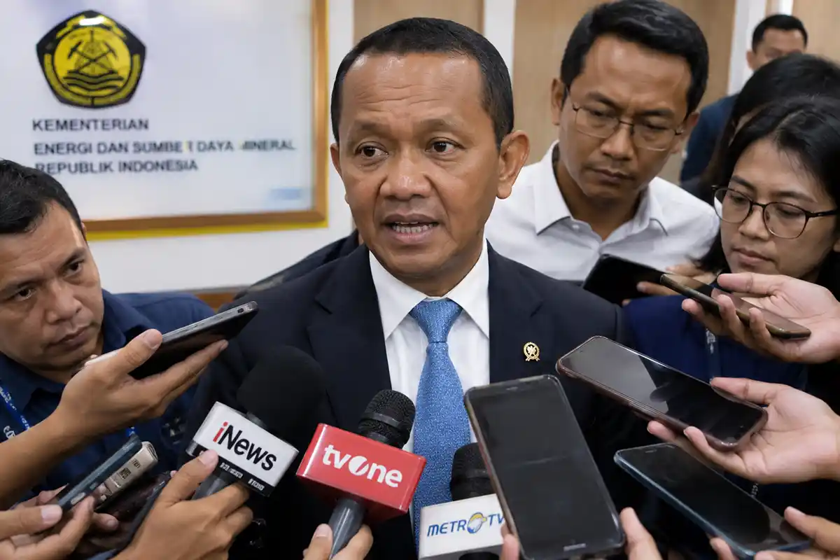 Menteri ESDM Bahlil Lahadalia saat sesi wawancara doorstop bersama awak media.