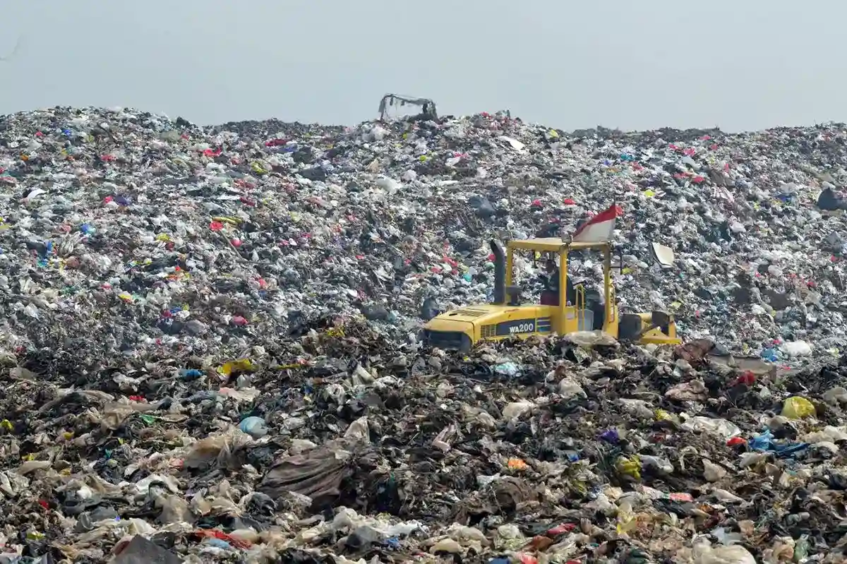 Kondisi TPA Sarimukti yang mengalami over kapasitas akibat volume sampah Bandung Raya