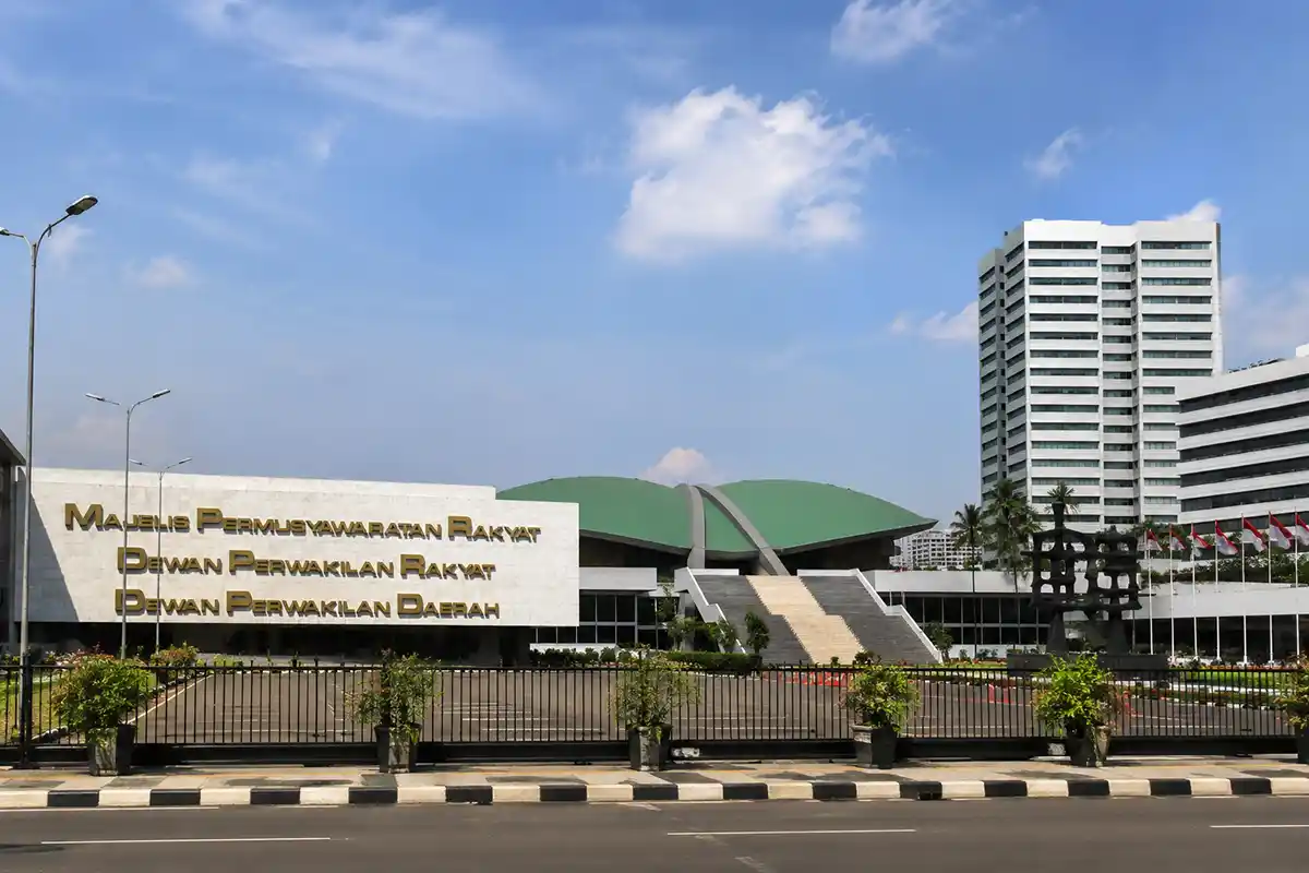 Ilustrasi gedung parlemen Indonesia dengan arsitektur pemerintahan di Jakarta