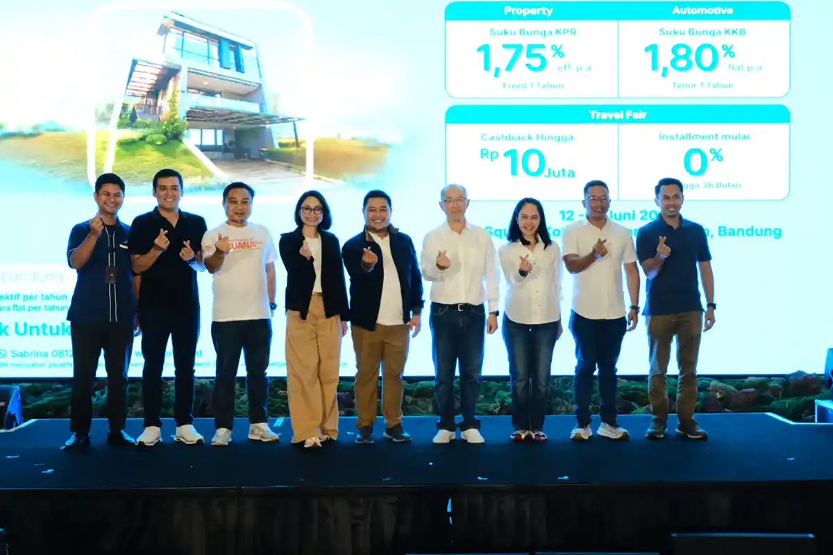 Jajaran manajemen BRI Region 9 Bandung dan mitra berfoto bersama di atas panggung Hejo Square Kota Baru Parahyangan pada acara BRI Consumer Expo 2026