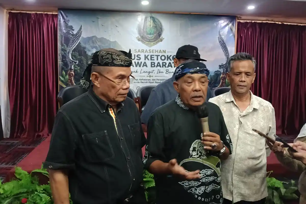 Ketua kaukus ketokohan Jawa Barat Eka Santosa, diwawancarai wartawan seusai acara sarasehan