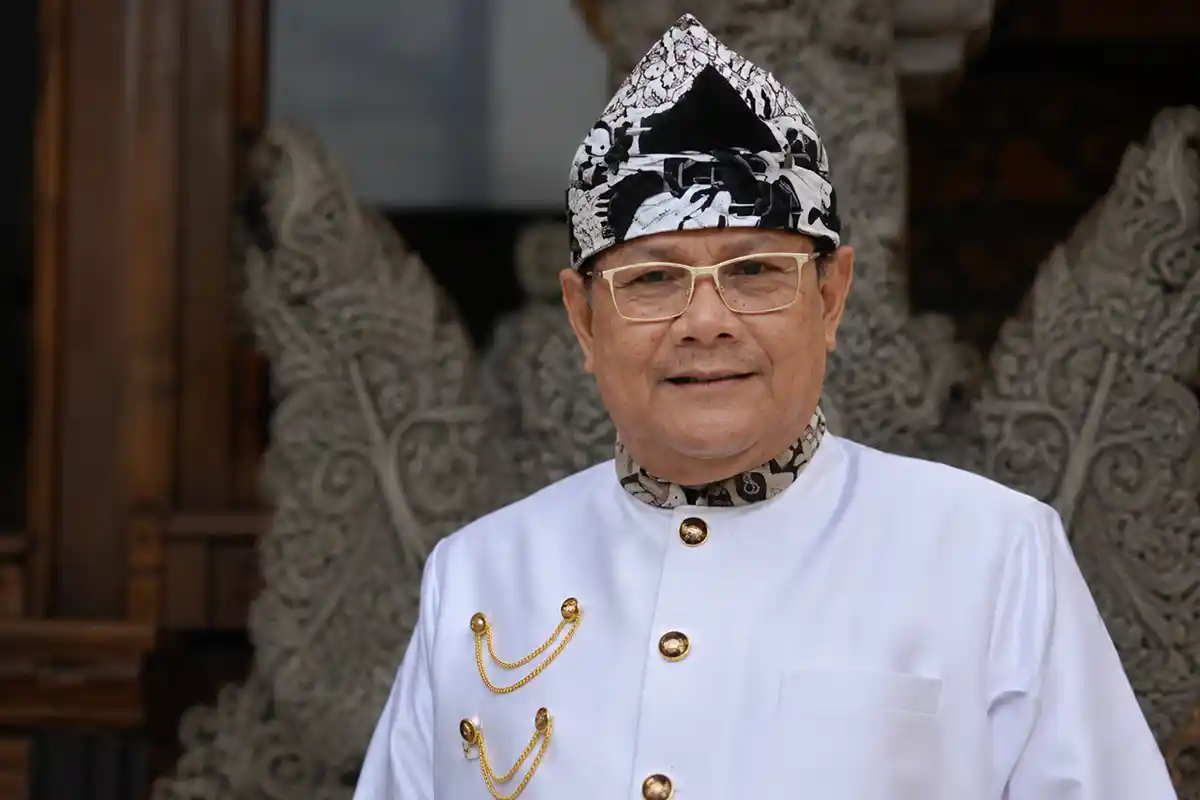 Potret tokoh kebudayaan Jawa Barat mengenakan pakaian adat Sunda.