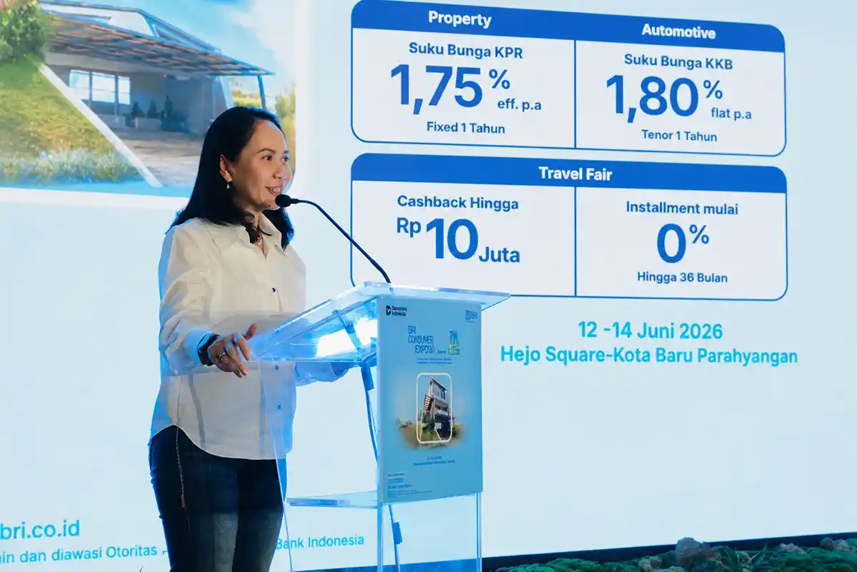 RCEO BRI Region 9 Bandung Dewi Hestiningrum memberikan sambutan di panggung BRI Consumer Expo 2026 dengan latar belakang layar promo KPR 1,75 persen
