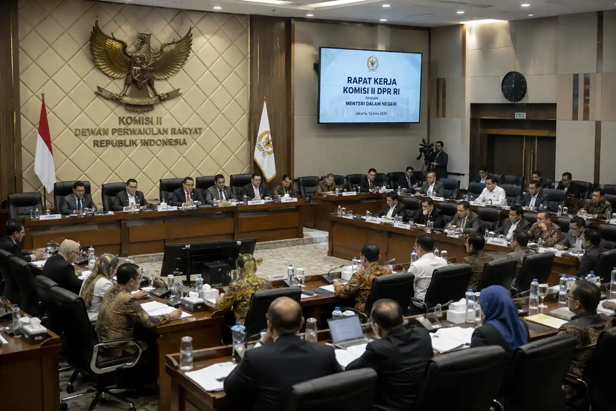 Ilustrasi suasana rapat di ruang sidang parlemen Indonesia