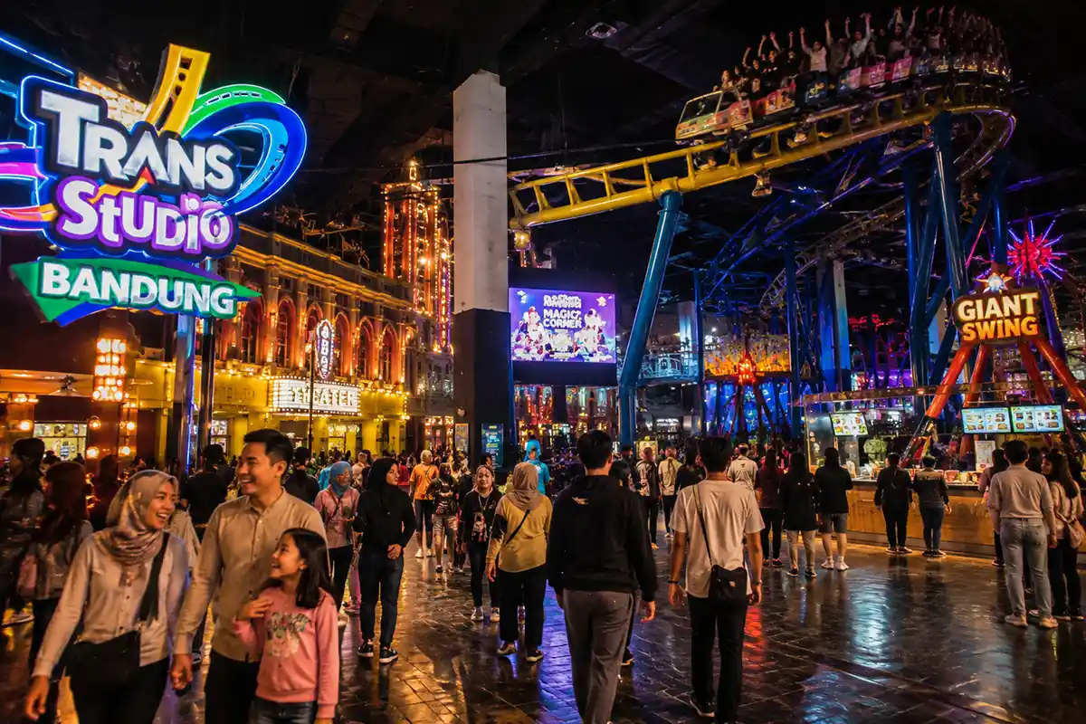 Ilustrasi pengunjung menikmati wahana di Trans Studio Bandung