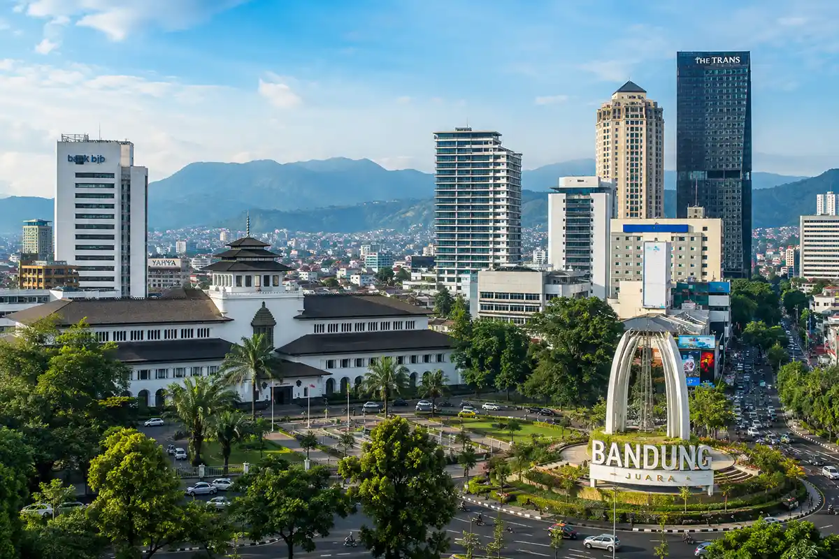 Pemandangan udara lanskap Kota Bandung dengan latar Gedung Sate dan pegunungan.