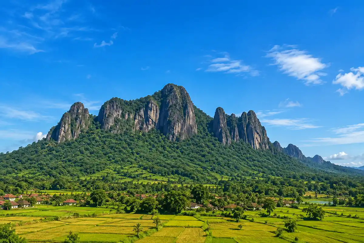 Pemandangan bentang alam Gunung Wayang yang hijau dengan kawasan hutan dan persawahan di bawahnya.
