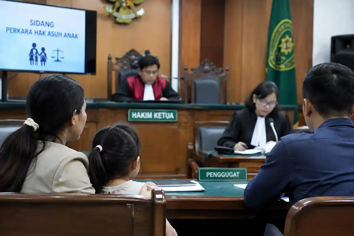 Suasana jalannya sidang perkara hak asuh anak di ruang pengadilan dihadiri hakim dan para pihak.